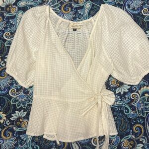 A beautiful condition white wrap around  blouse elbow puff sleeves